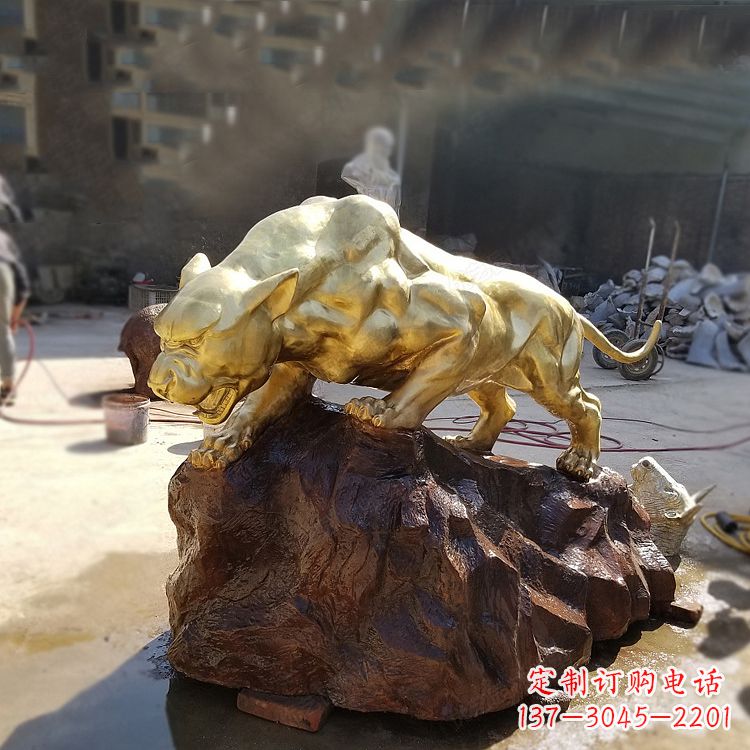 长春铸铜雕刻的豹子公园景区情景动物雕塑