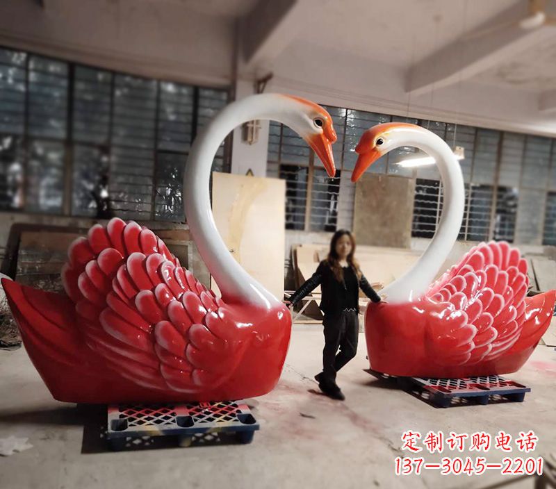 长春天鹅玻璃钢爱心婚礼景观摆件