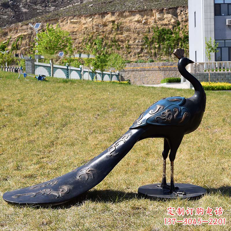 长春玻璃钢仿铜孔雀雕塑精美雕刻,给园林草坪增添灵气