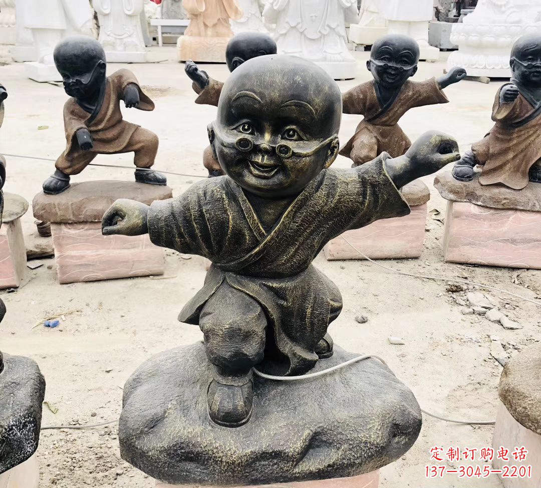 长春玻璃钢仿铜小和尚雕塑传承佛教文化