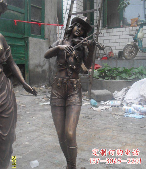 长春玻璃钢美女演奏仿铜人物雕塑