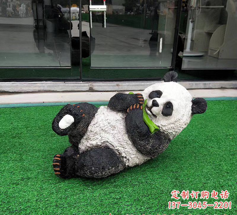 长春玻璃钢熊猫雕塑象征动物保护的艺术品