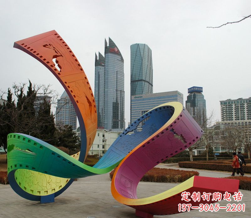 长春不锈钢彩色胶卷雕塑艺术的精美结合