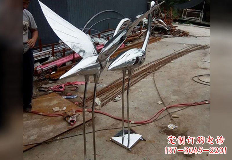 长春不锈钢仙鹤雕塑象征着美丽与和谐