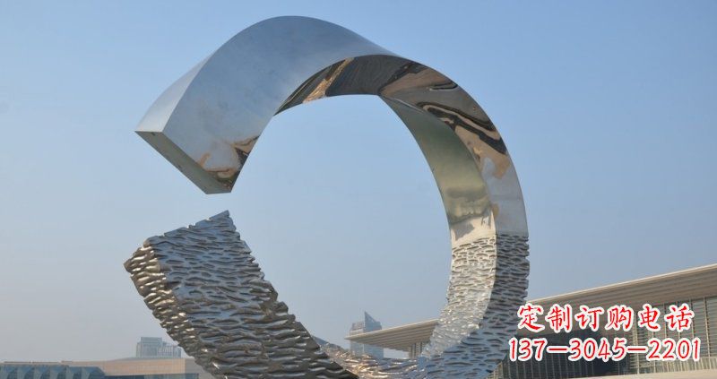 长春环绕城市的不锈钢圆环雕塑