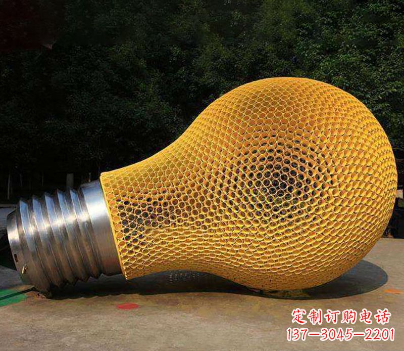 长春不锈钢灯泡雕塑灯光下的美丽