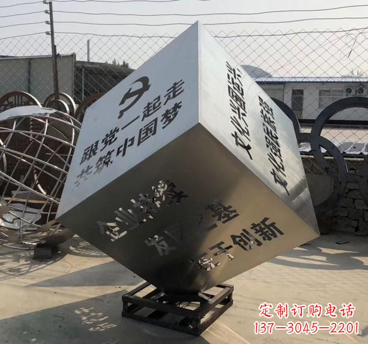 长春不锈钢灯饰魔方雕塑——精妙艺术