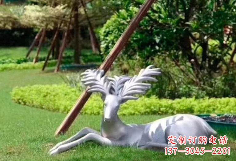 长春不锈钢公园大角鹿雕塑精致而美丽