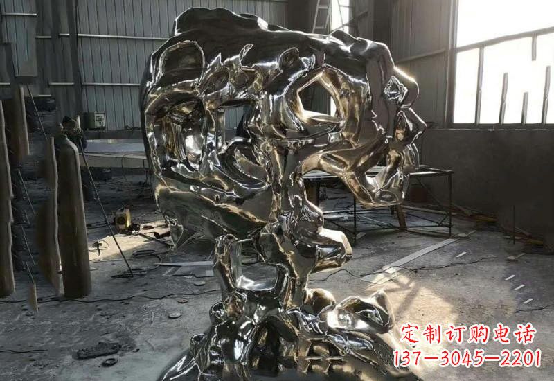 长春太湖石雕塑不锈钢公园的镜面之美