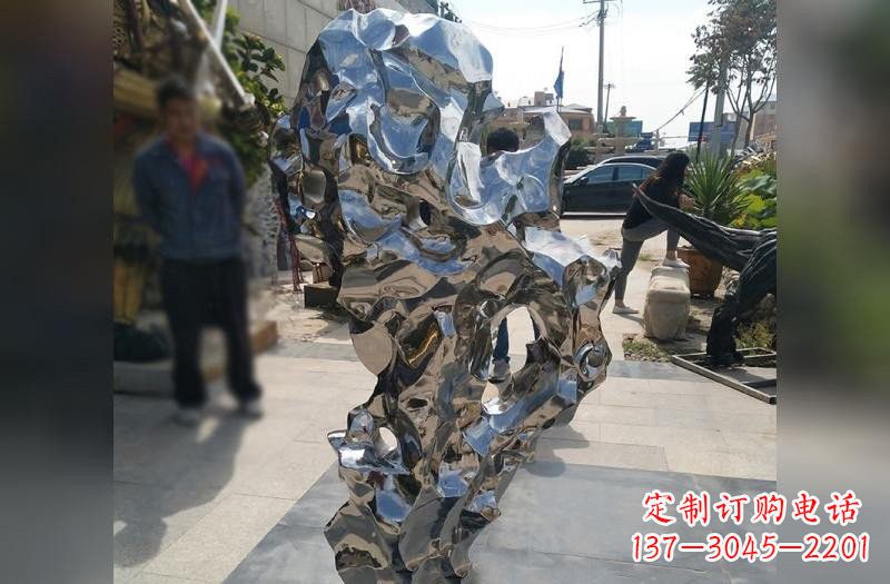 长春太湖石雕塑——点缀不锈钢公园