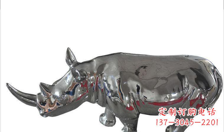 长春不锈钢公园犀牛雕塑巍峨雄伟