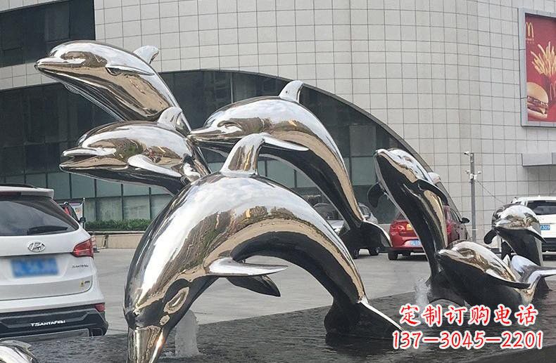 长春海豚雕塑——不锈钢广场上的跳跃动态