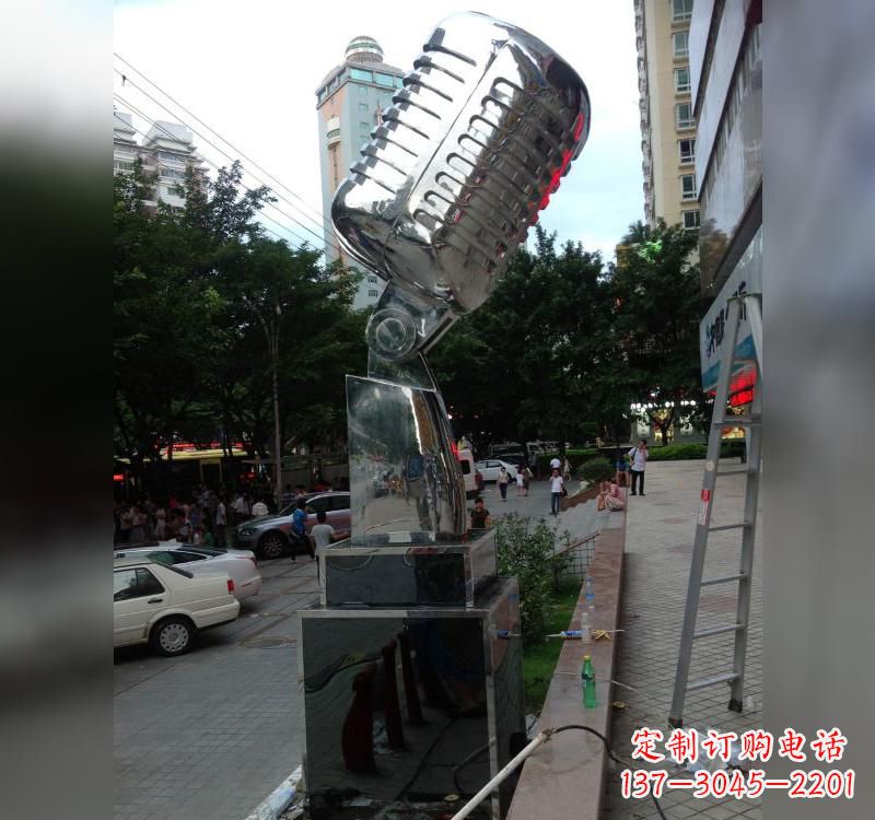 长春不锈钢话筒雕塑高贵而又精致