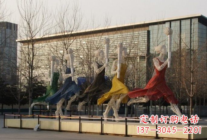 长春不锈钢火炬手雕塑象征着永恒的精神