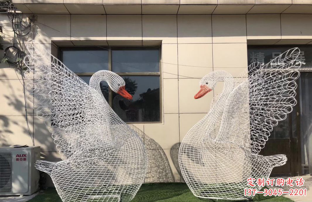 长春不锈钢镂空天鹅雕塑象征着美丽的永恒