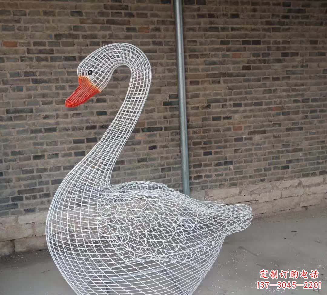长春不锈钢镂空天鹅雕塑精美而优雅