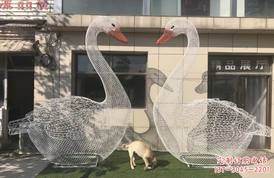长春不锈钢镂空天鹅雕塑给室外增添美感