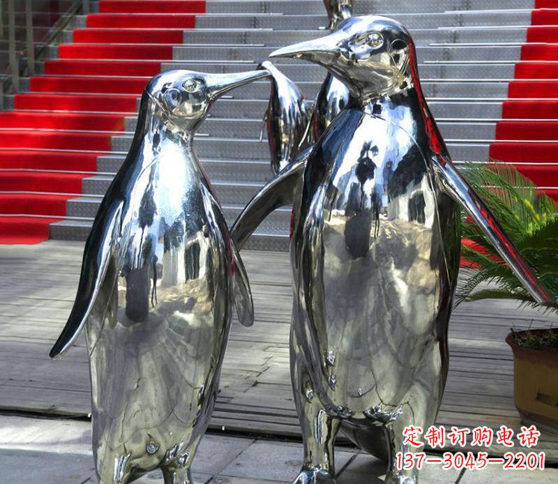 长春不锈钢企鹅雕塑传递着浓浓爱意