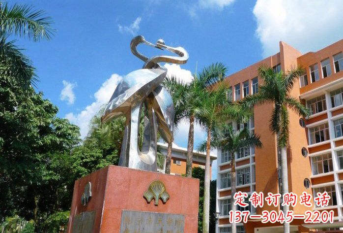 长春不锈钢仙鹤雕塑美丽而神秘