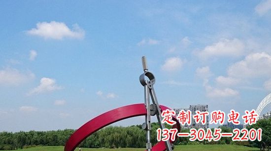 长春不锈钢圆规雕塑环绕着美景