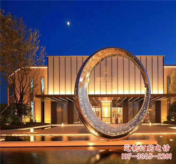 长春不锈钢圆环雕塑给空间增添无限美感