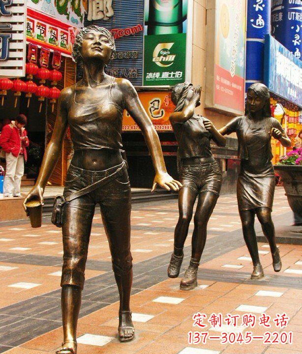 长春步行街逛街的女孩以铜雕的形式永久保存