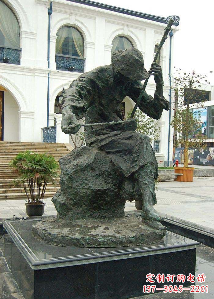 长春节奏轻快的二胡雕塑