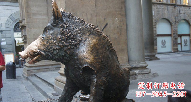 长春野猪雕塑给步行街带来美丽风景