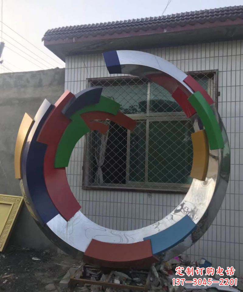 长春绚烂多彩的不锈钢圆环雕塑