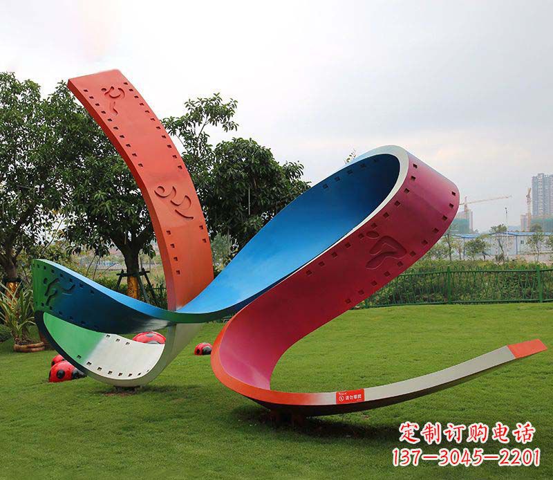 长春动态彩色不锈钢胶卷雕塑
