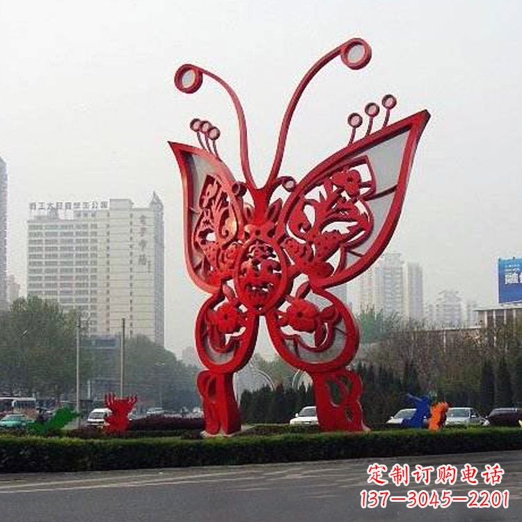 长春绿化带上的大型红色蝴蝶雕塑
