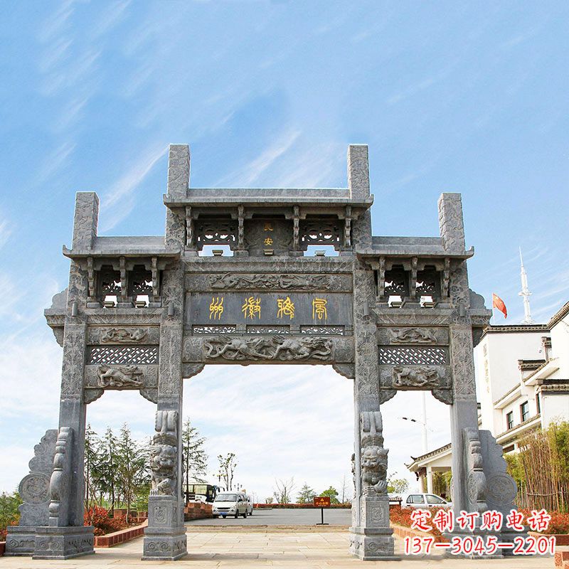 长春城市园林中精美的牌坊雕塑