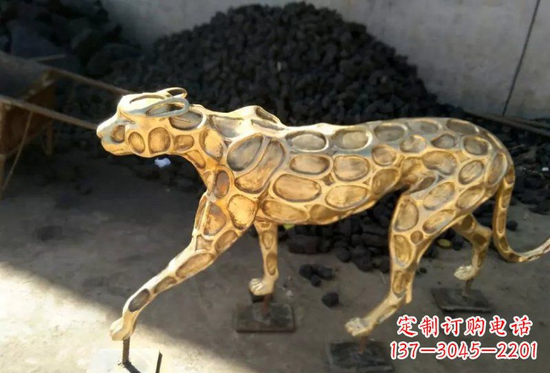 长春青铜豹雕塑象征着非凡力量与威严