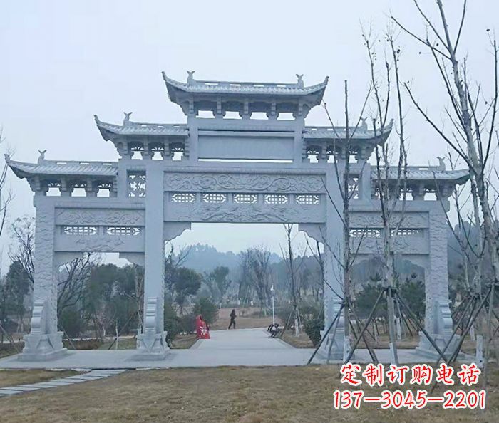 长春村口三门石雕牌楼古朴华丽
