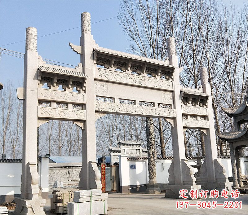 长春村口的珍贵文化——牌坊雕塑