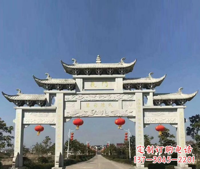 长春传承百年,村口牌楼雕塑的历史