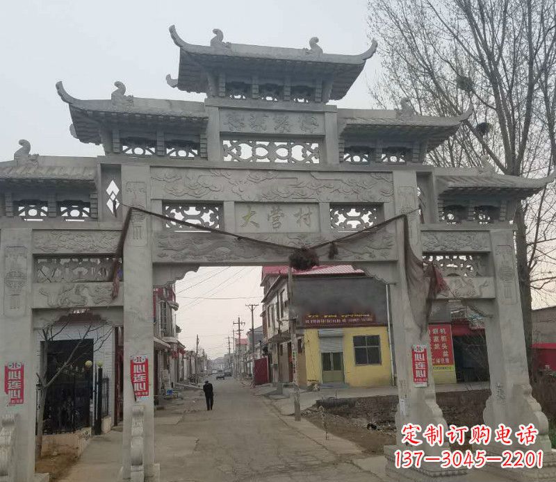 长春村庄三门石牌坊石雕传承古老文化