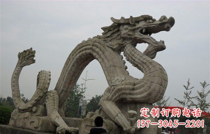 长春大理石龙雕塑，象征着力量与尊贵