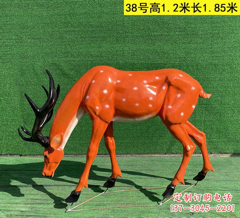 长春以玻璃钢精心制作的梅花鹿雕塑