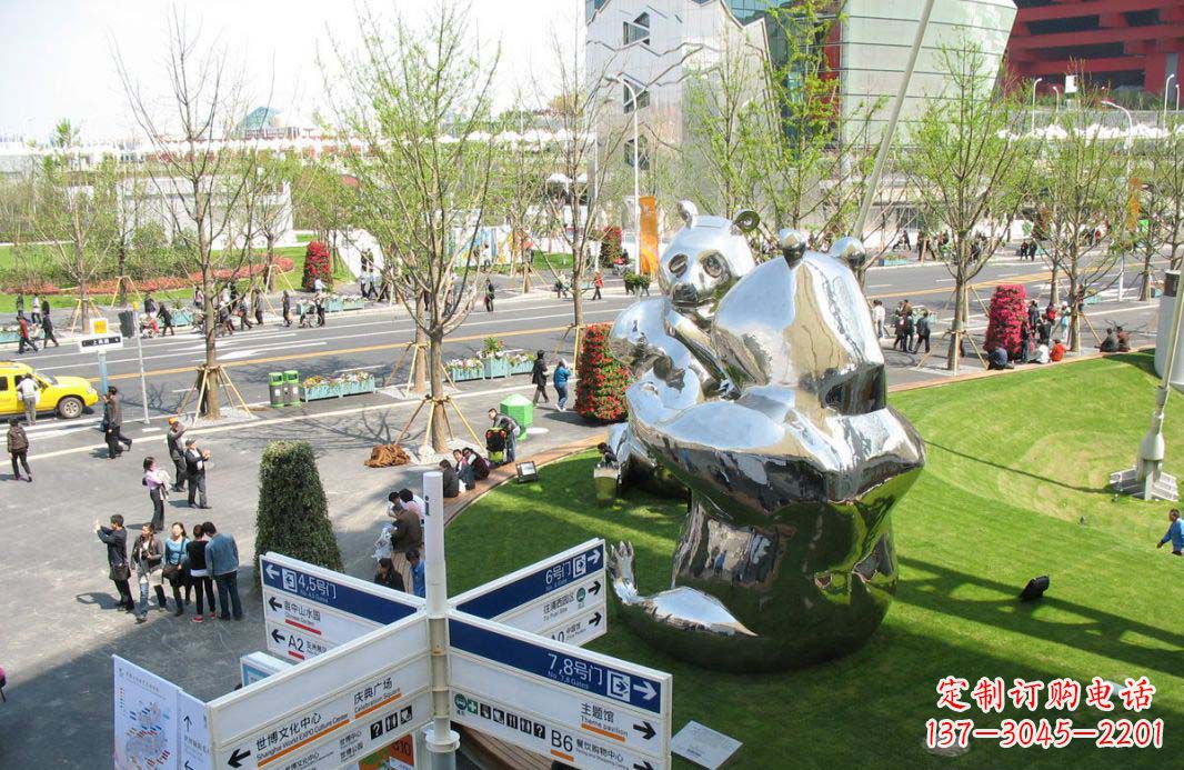 长春镜面不锈钢熊猫大型雕塑
