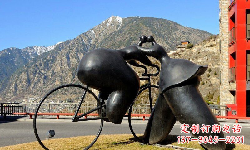 长春公园抽象骑自行车人物
