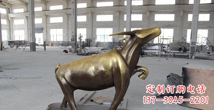 长春公园抽象小牛动物铜雕