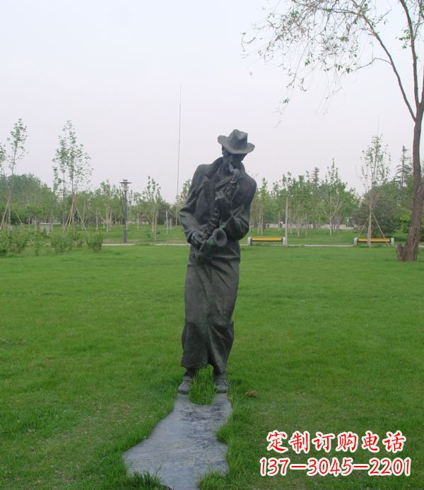 长春公园吹萨克斯人物铜雕