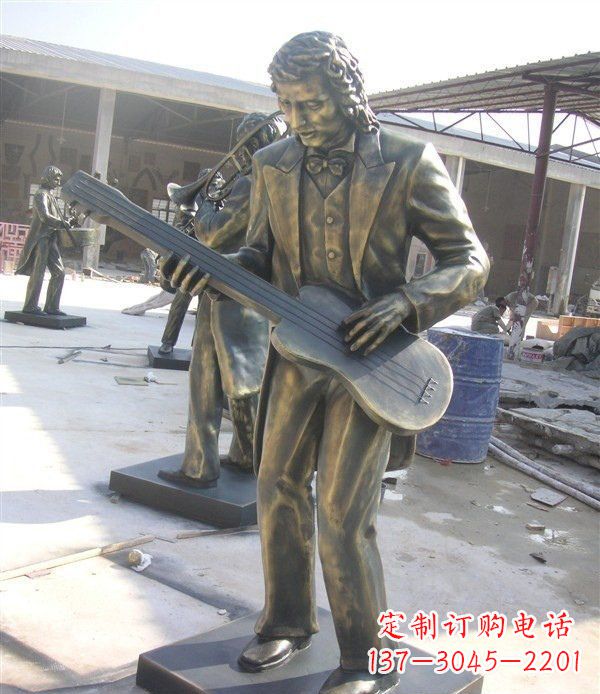 长春公园弹吉他的西方人物铜雕