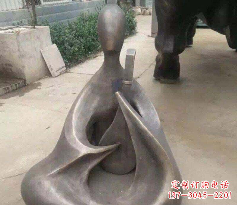 长春公园弹琵琶的抽象人物景观铜雕