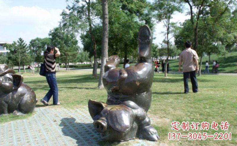 长春公园倒立的猪动物铜雕