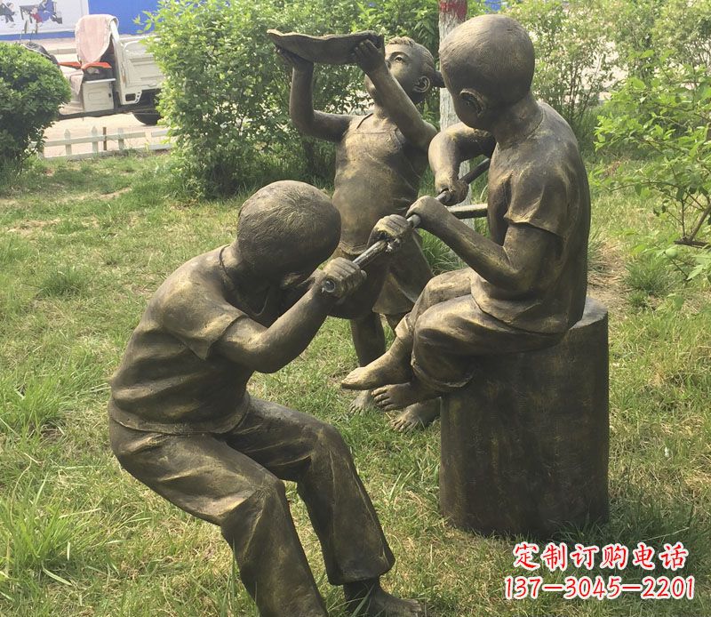 长春公园玩水的儿童铜雕