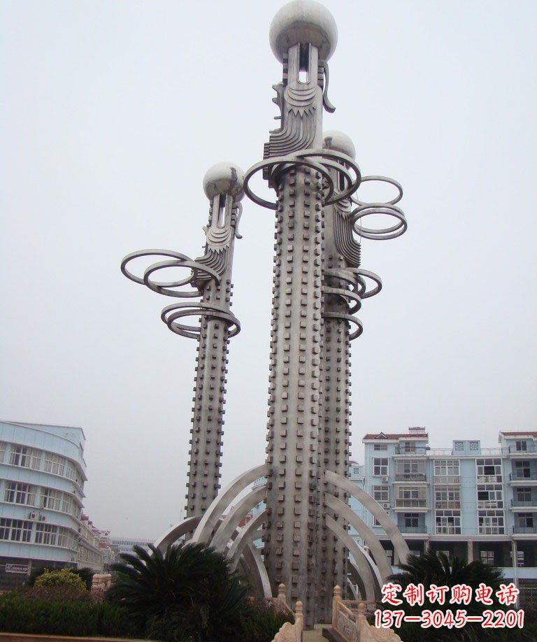 长春精美的不锈钢龙柱雕塑;
