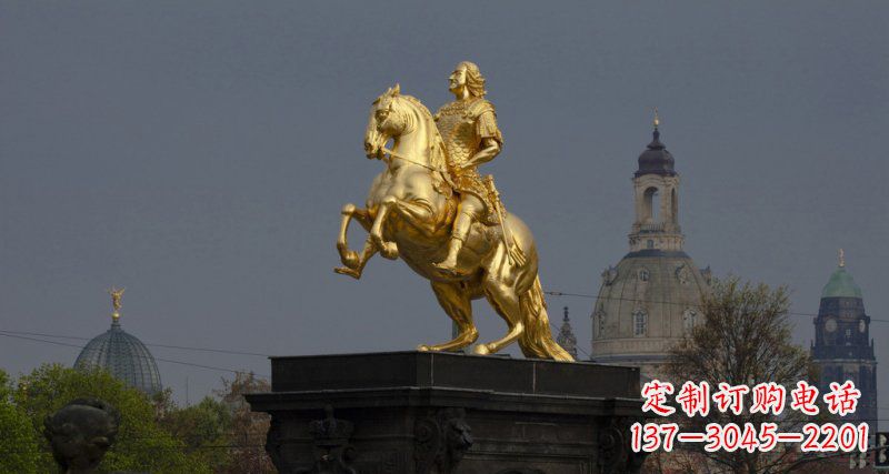长春广场骑马的西方人物景观铜雕