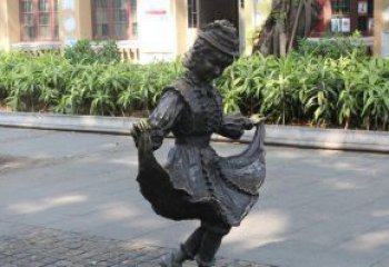 长春中领雕塑推出的爱舞的小少女铜雕，以少女跳…